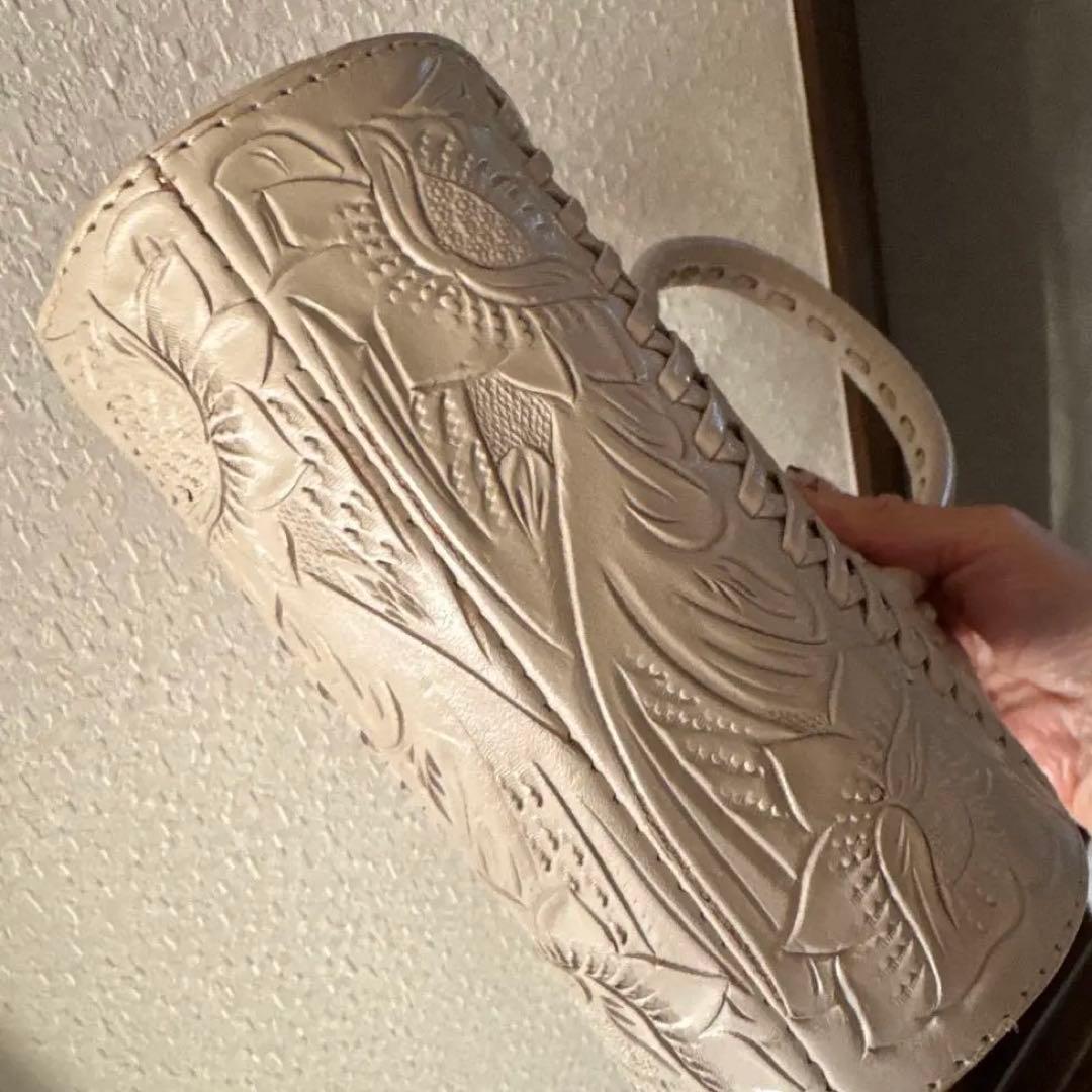 Carving Tribes エンボス花柄ショルダーバッグ