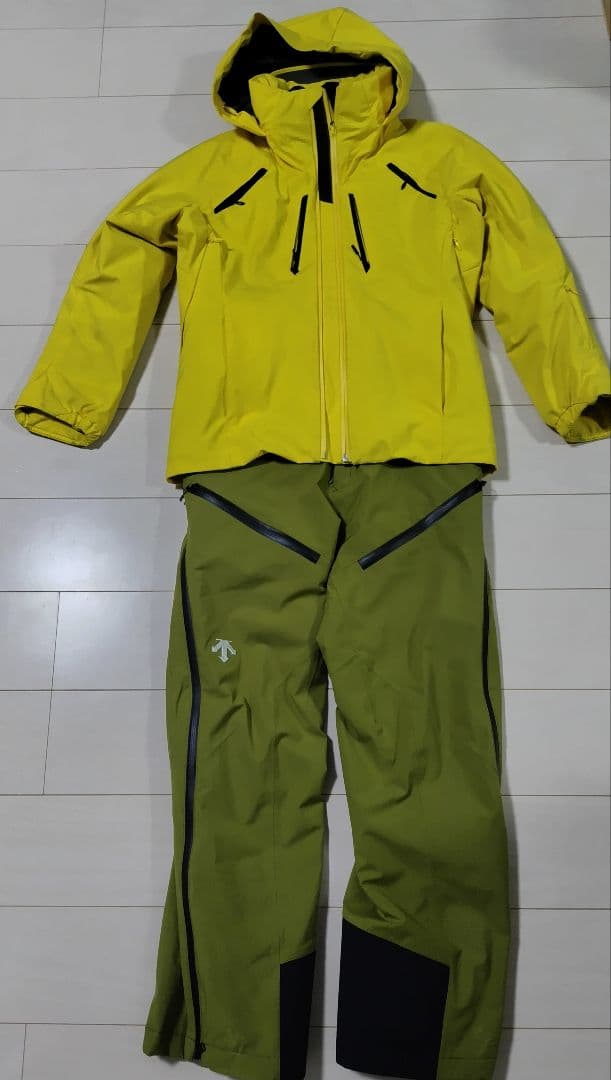 23/24モデル デサントスキーウェア　上下セット　クリーニング済み