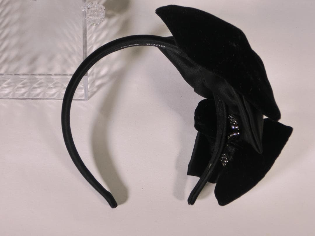 acca黒のクリスタルストーン付きリボンベロアとサテンのカチューシャ