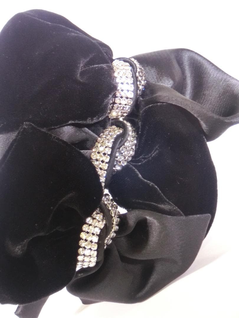 acca黒のクリスタルストーン付きリボンベロアとサテンのカチューシャ