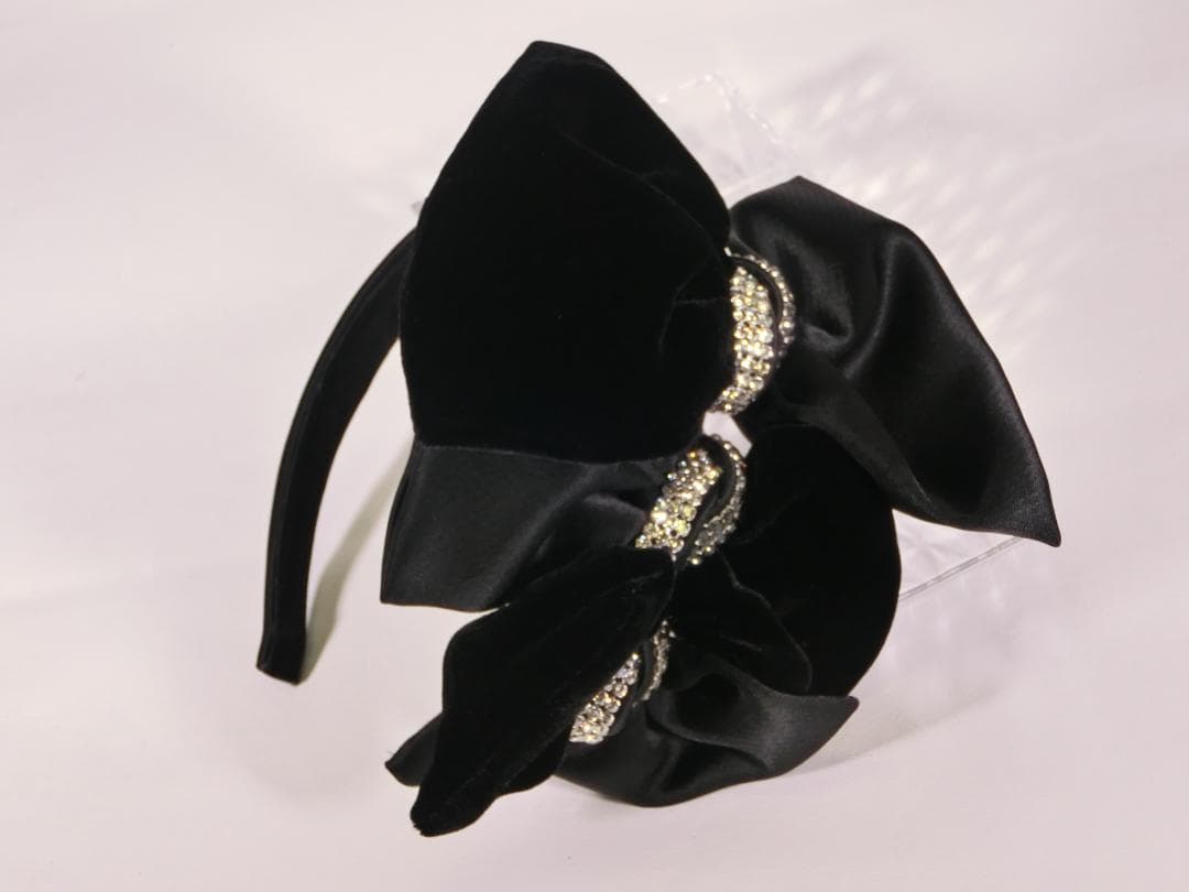 acca黒のクリスタルストーン付きリボンベロアとサテンのカチューシャ