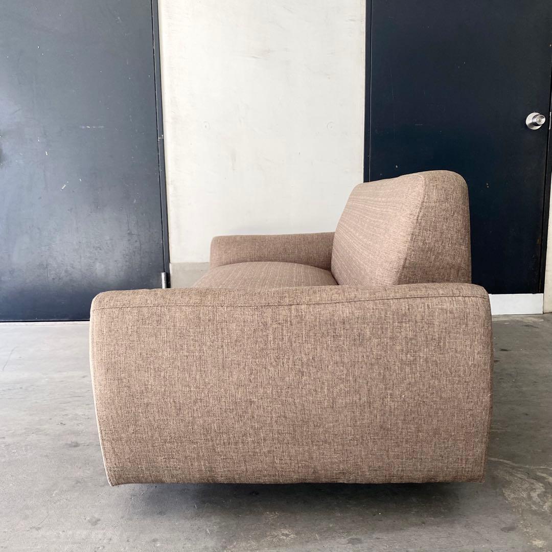 ど定番のブラウンだけど、それが1番使いやすい！2.5人掛けファブリックソファー