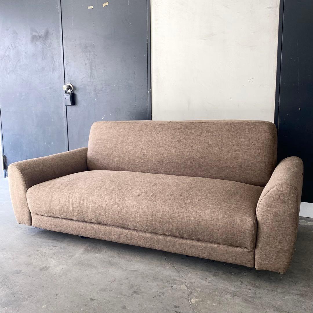 ど定番のブラウンだけど、それが1番使いやすい！2.5人掛けファブリックソファー