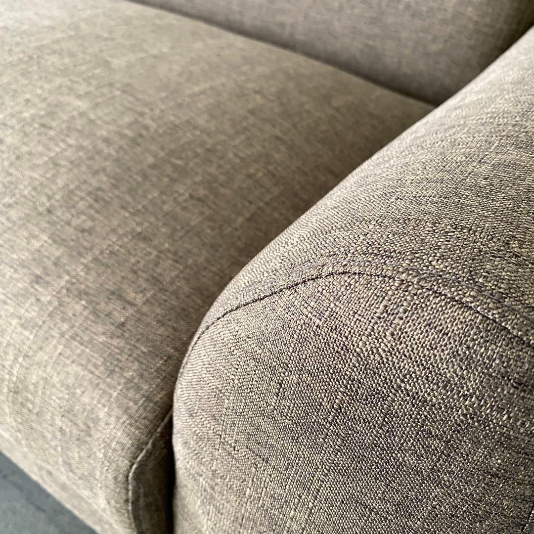 ど定番のブラウンだけど、それが1番使いやすい！2.5人掛けファブリックソファー