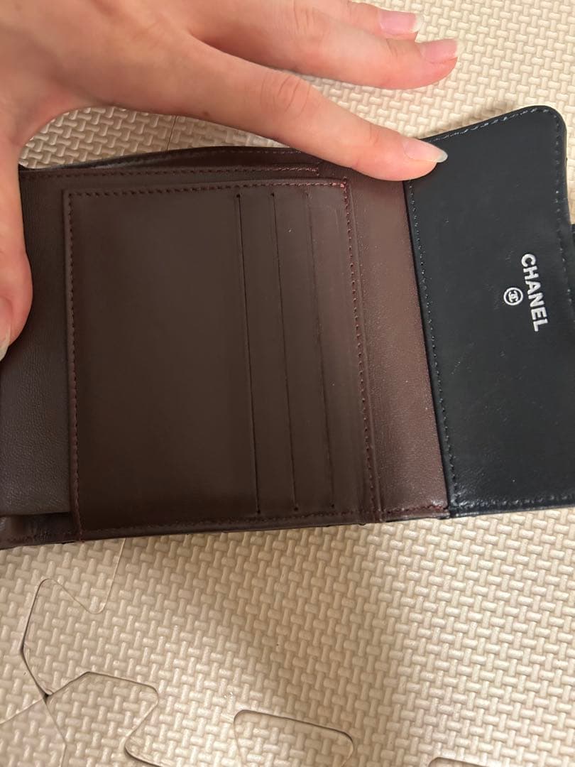 シャネル　二つ折り財布　クラシック　ラムスキン