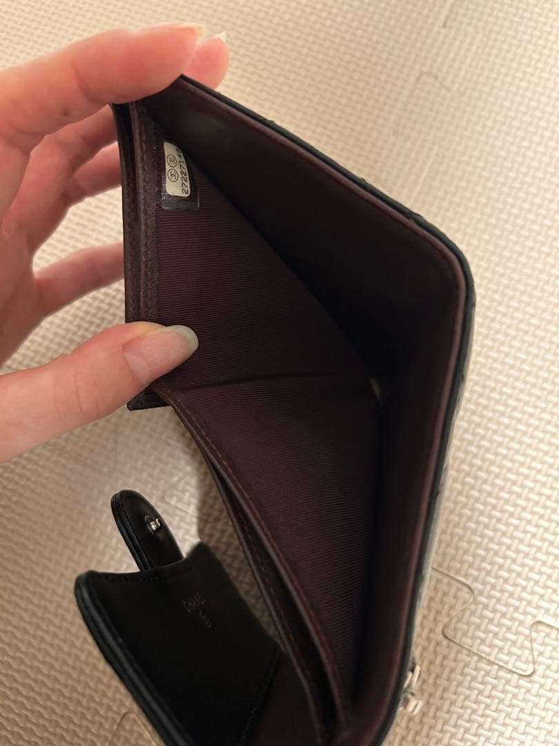 シャネル　二つ折り財布　クラシック　ラムスキン