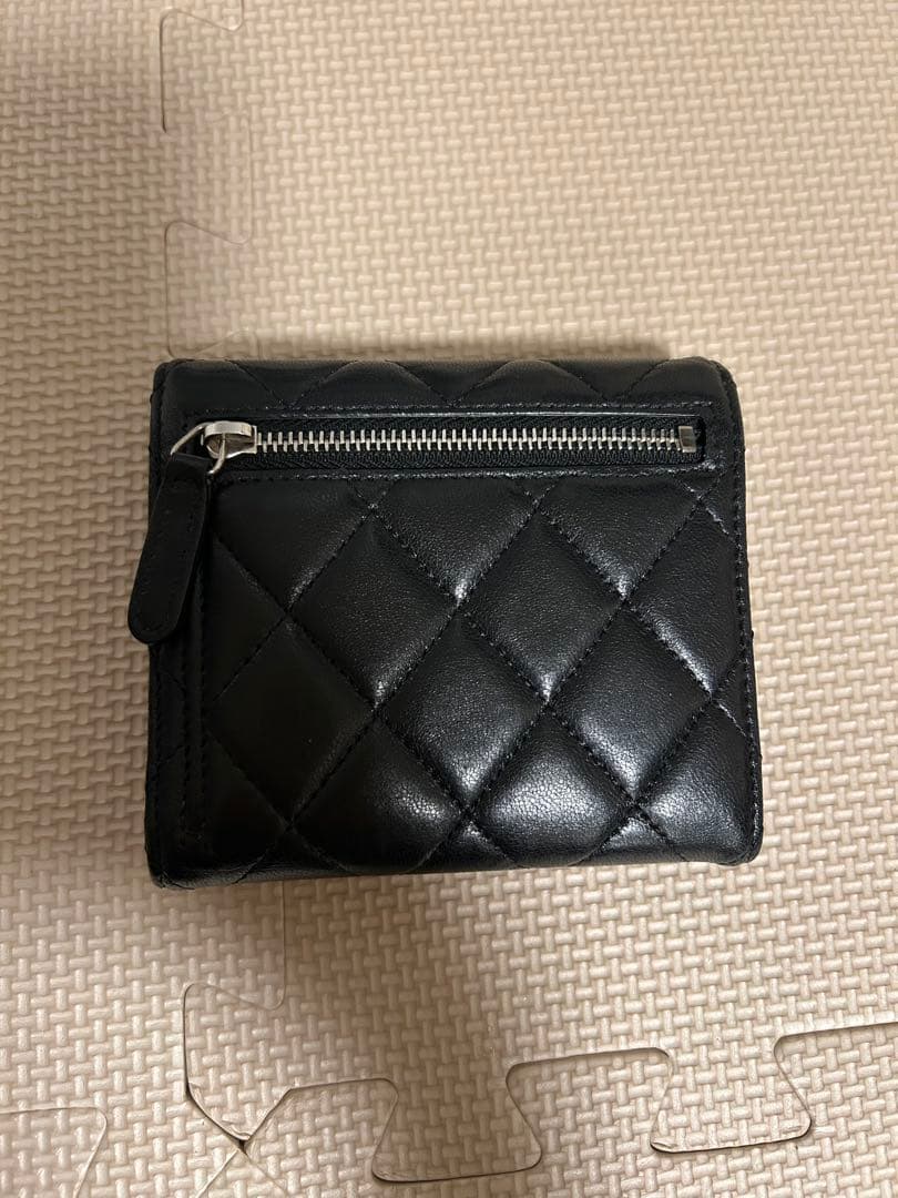 シャネル　二つ折り財布　クラシック　ラムスキン