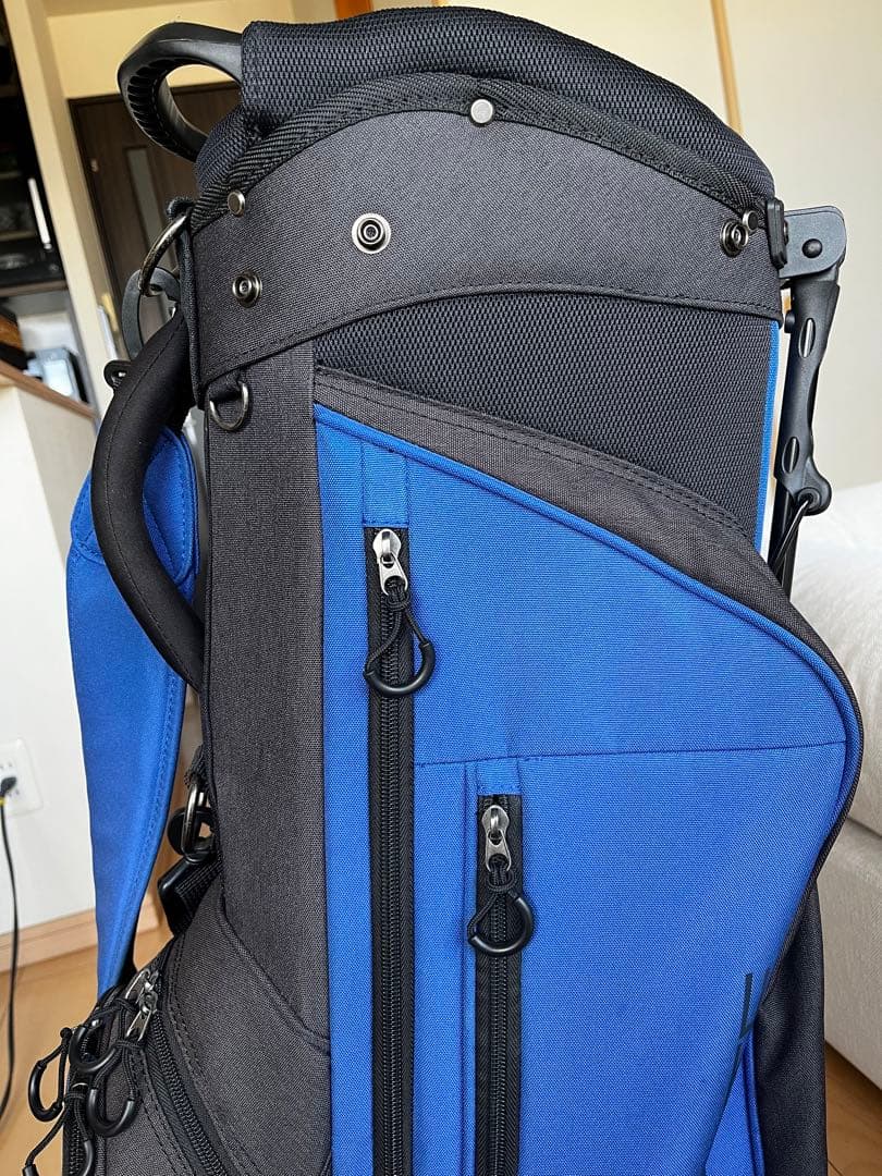 人気　超美品　デサントゴルフ スタンド型キャディバッグ 軽量2.6kg8.5型