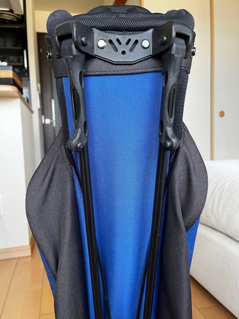 人気　超美品　デサントゴルフ スタンド型キャディバッグ 軽量2.6kg8.5型