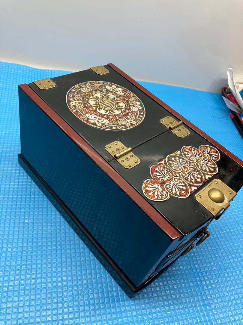 蝶と花模様　貝殻細工　螺鈿 螺鈿細工 漆器　宝石箱 ジュエリーボックス