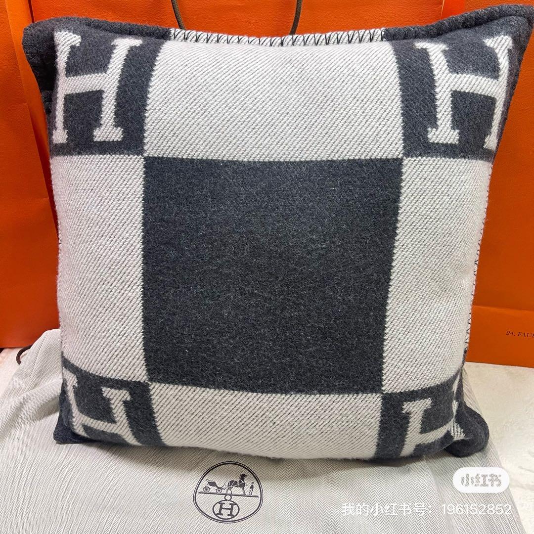 エルメス　クッション 《アヴァロン》 PM 新品未使用品