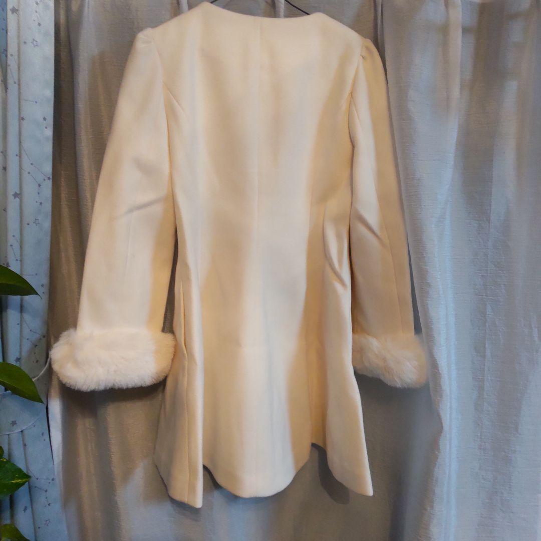 アンミールリボン付きノーカラーフレアコートホワイト