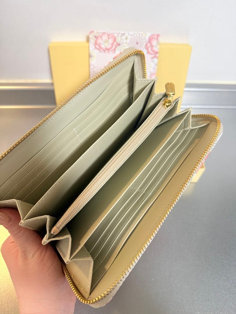 ハローキティ 花あそび 牛革長財布