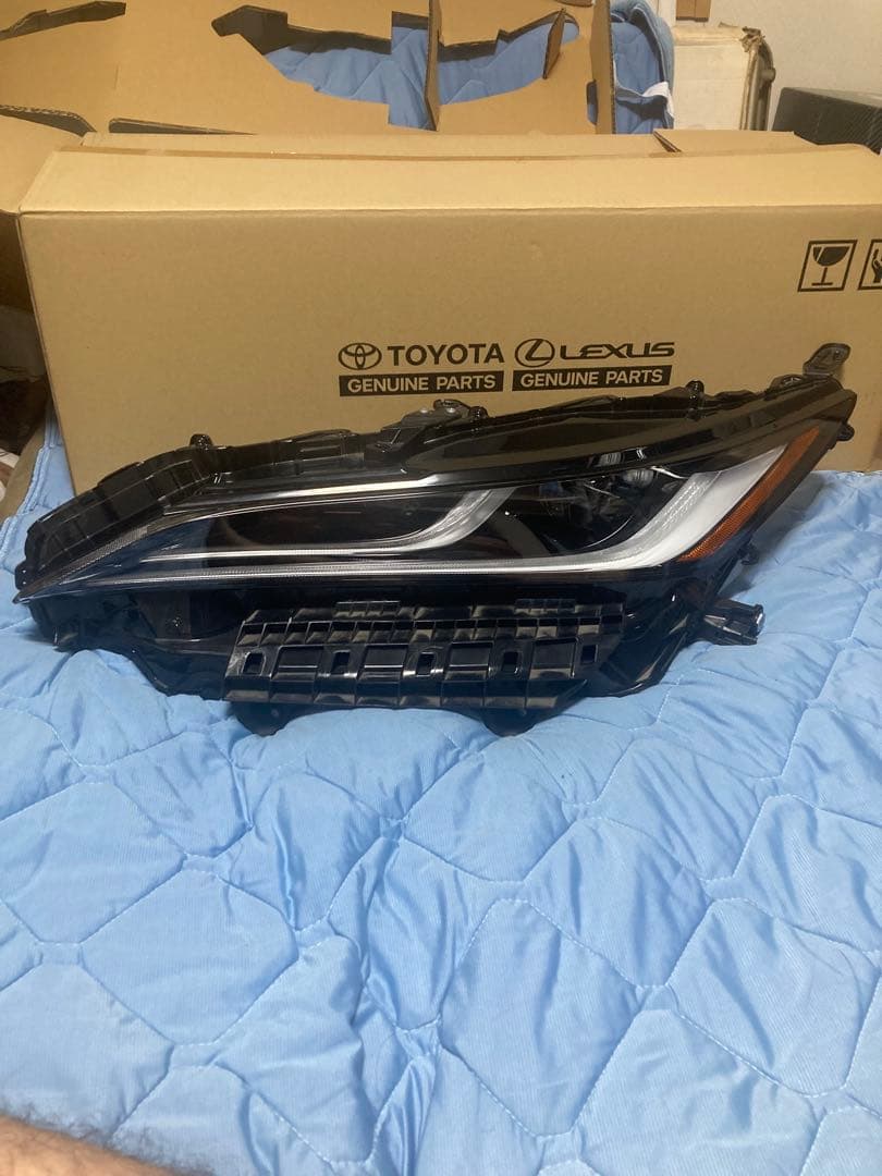 トヨタハリアーAXUH80 左ヘッドライトユニット
