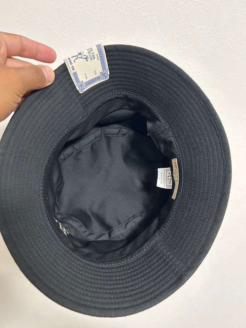 黒いバケットハット刺繍ロゴ付き