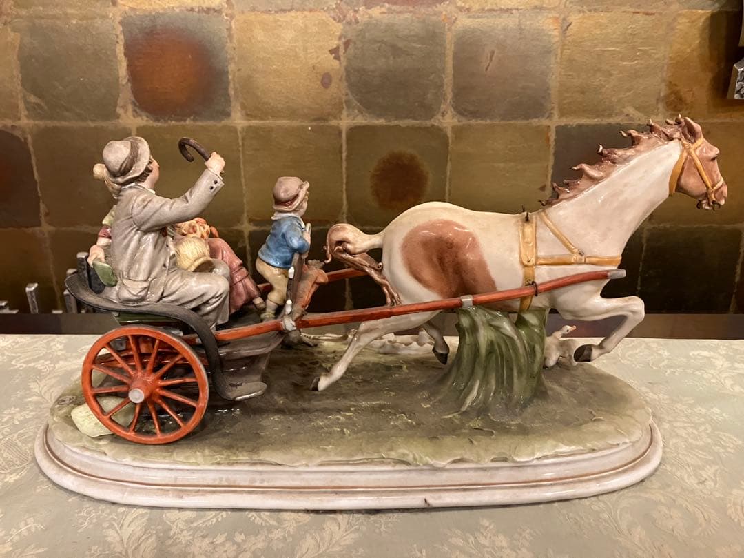 カポディモンテ　B.marli作　陶器製 家族と馬車の置物　アンティーク