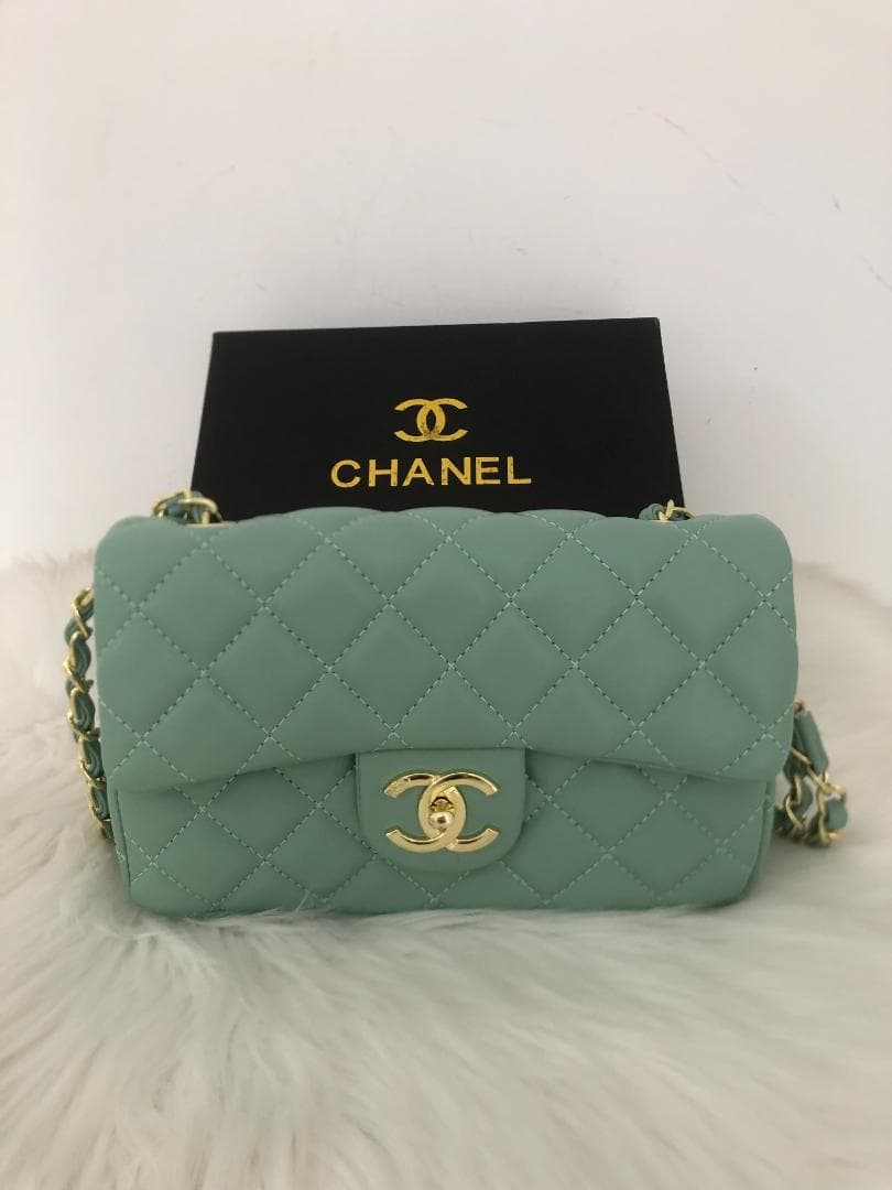 バッグ　ブルー　ハンドバッグ　レザー　ロゴ　ファッション　チェーン