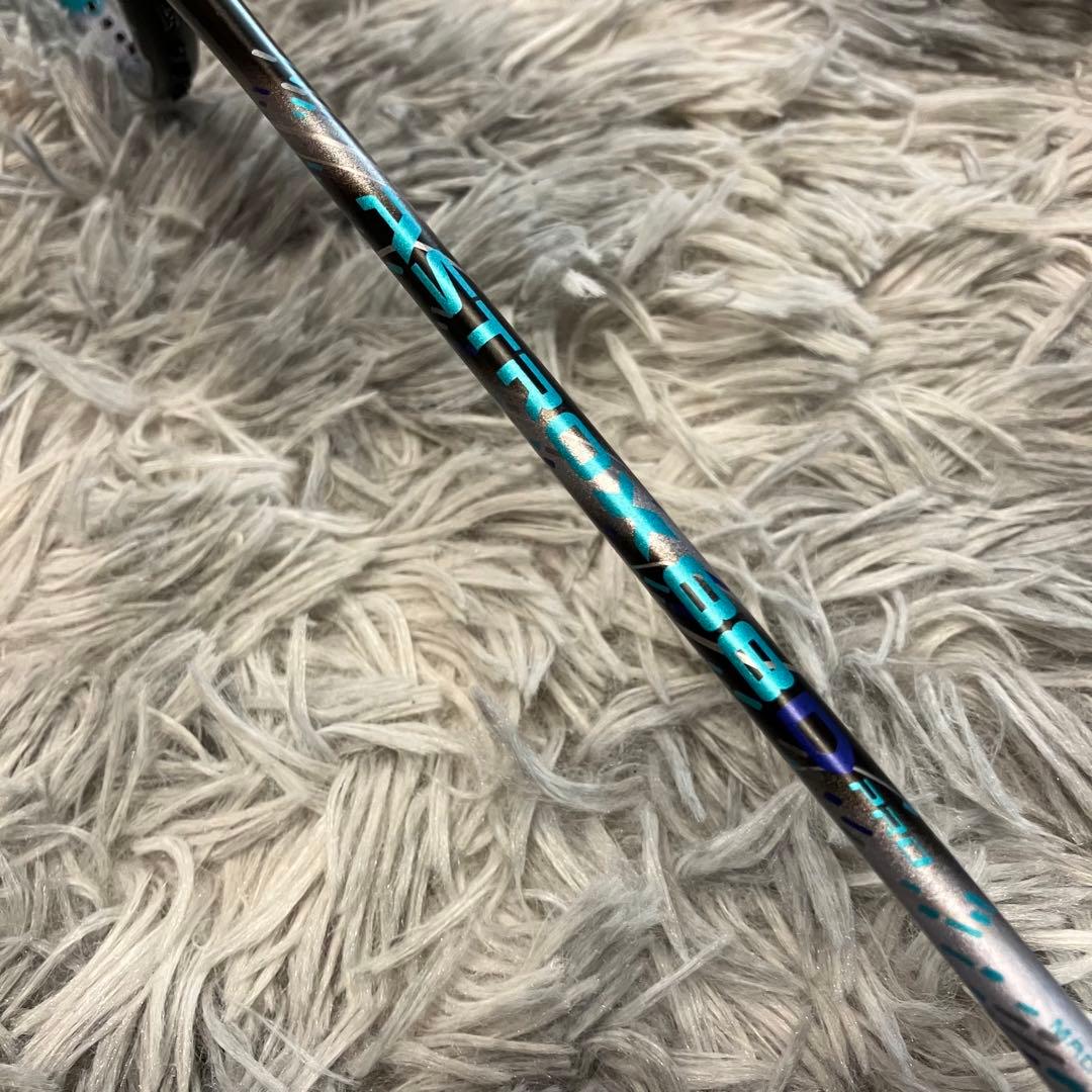 【美品】アストロクス88D PRO バドミントンラケット 4UG5