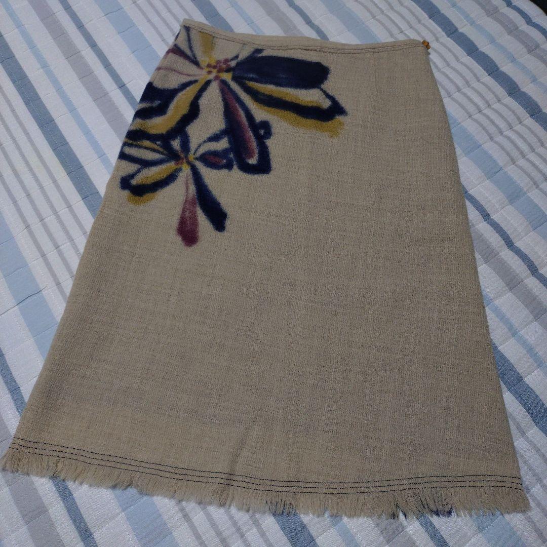 パラスパレス秋冬春　花柄プリント 生成り系ひざ丈スカート