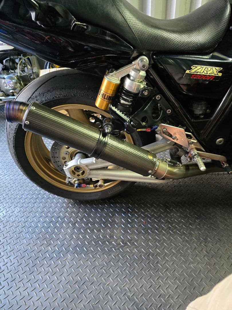 MAVERIK カーボンマフラー