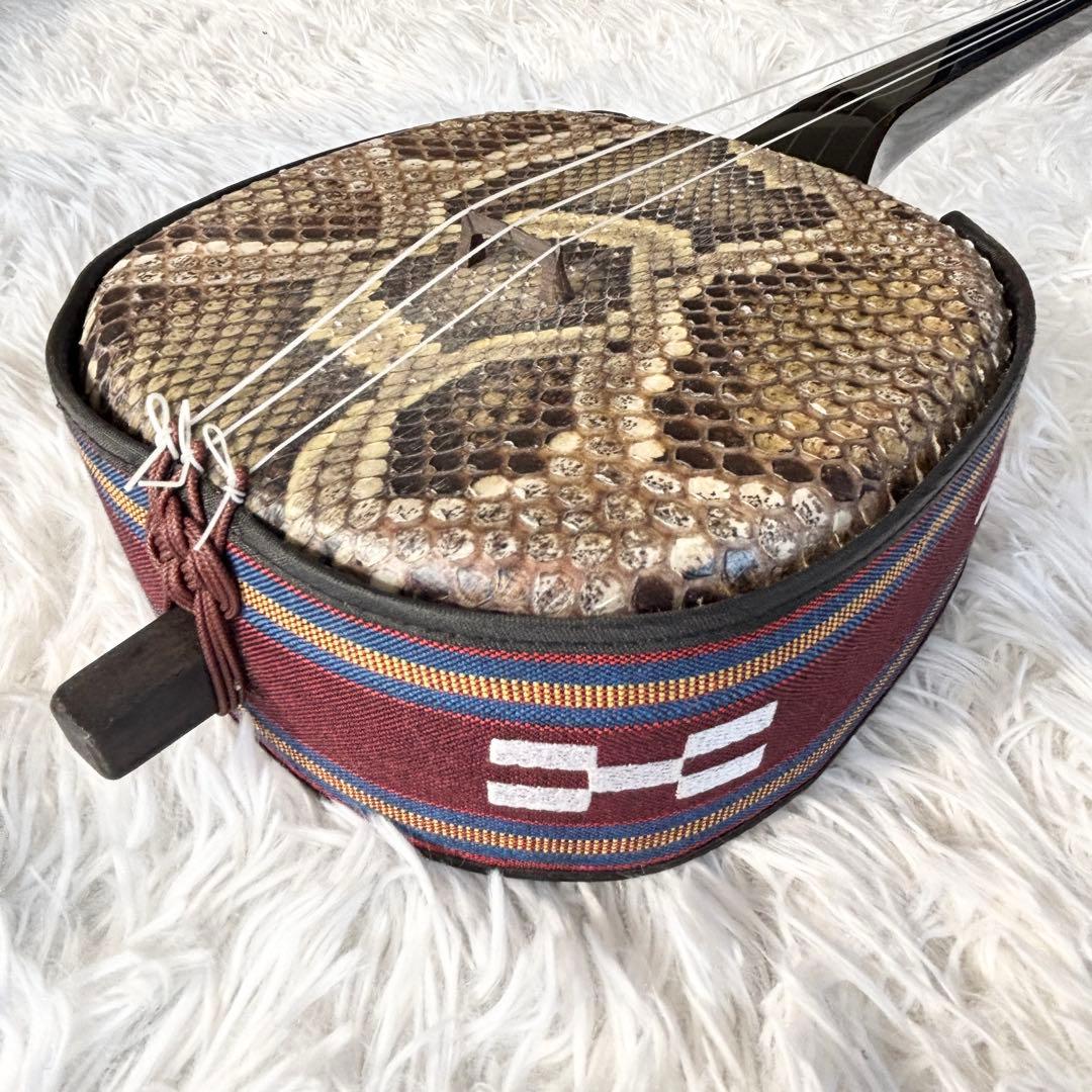 【極美品】三線 沖縄三線 本蛇皮 黒塗り 張り本皮 ソフトケース付き 付属品多数