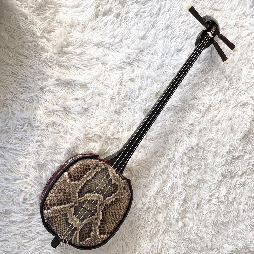 【極美品】三線 沖縄三線 本蛇皮 黒塗り 張り本皮 ソフトケース付き 付属品多数