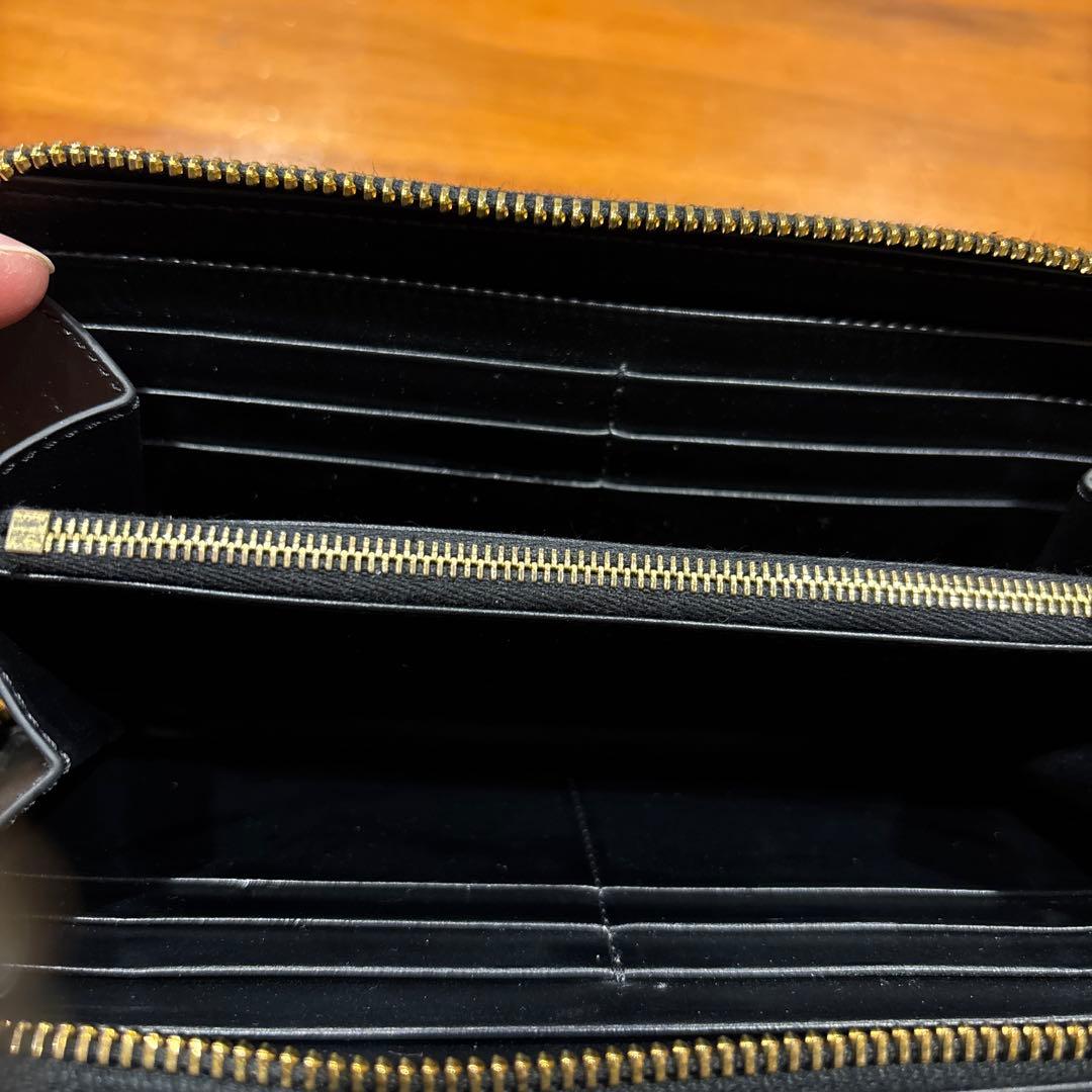 ブラックレザー 長財布 ロゴ入り