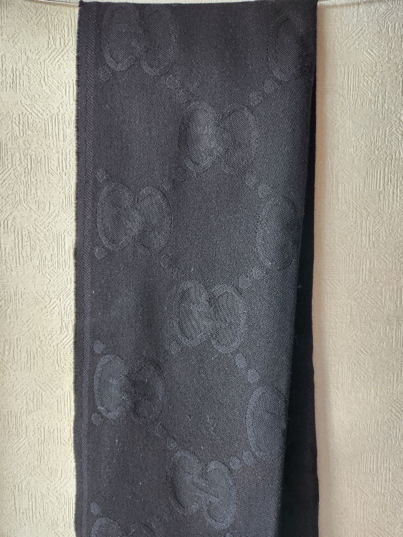 GUCCI ブラック ロゴ マフラー フリンジ付き