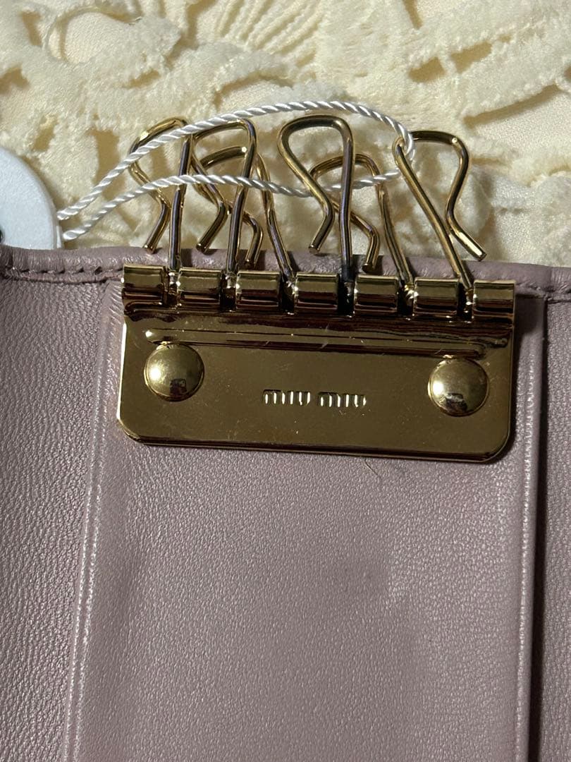 美品miu miu マテラッセキーケース　ピンクベージュ