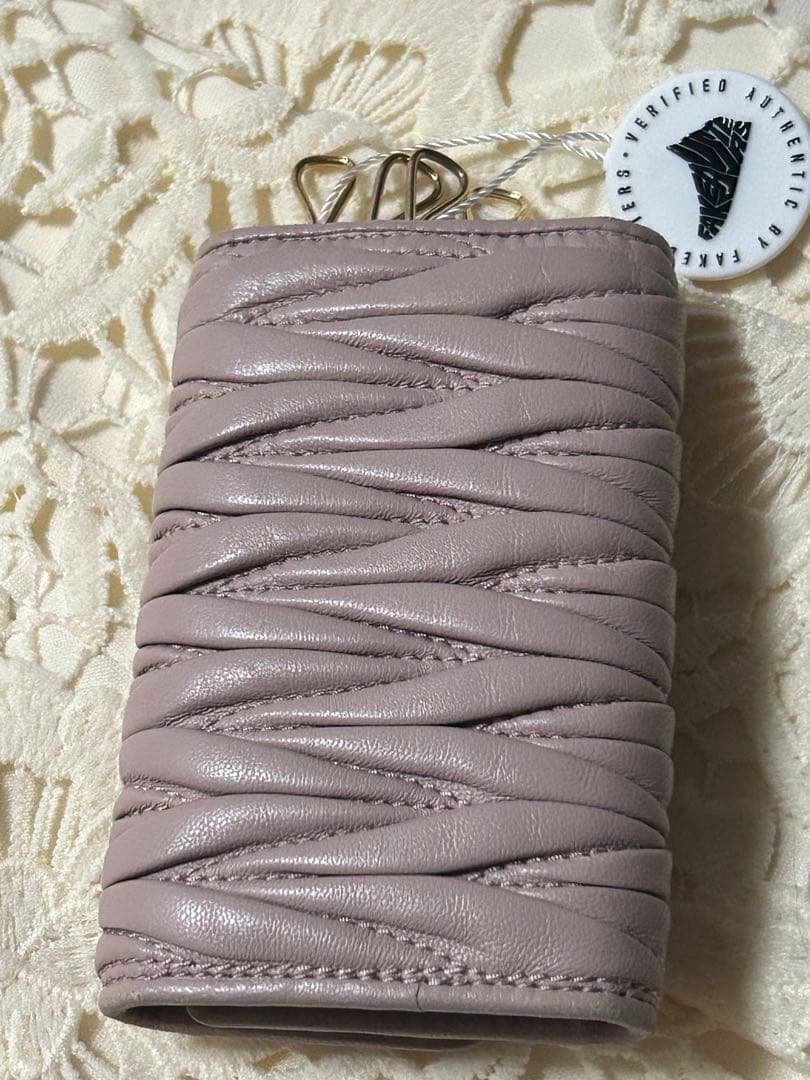 美品miu miu マテラッセキーケース　ピンクベージュ