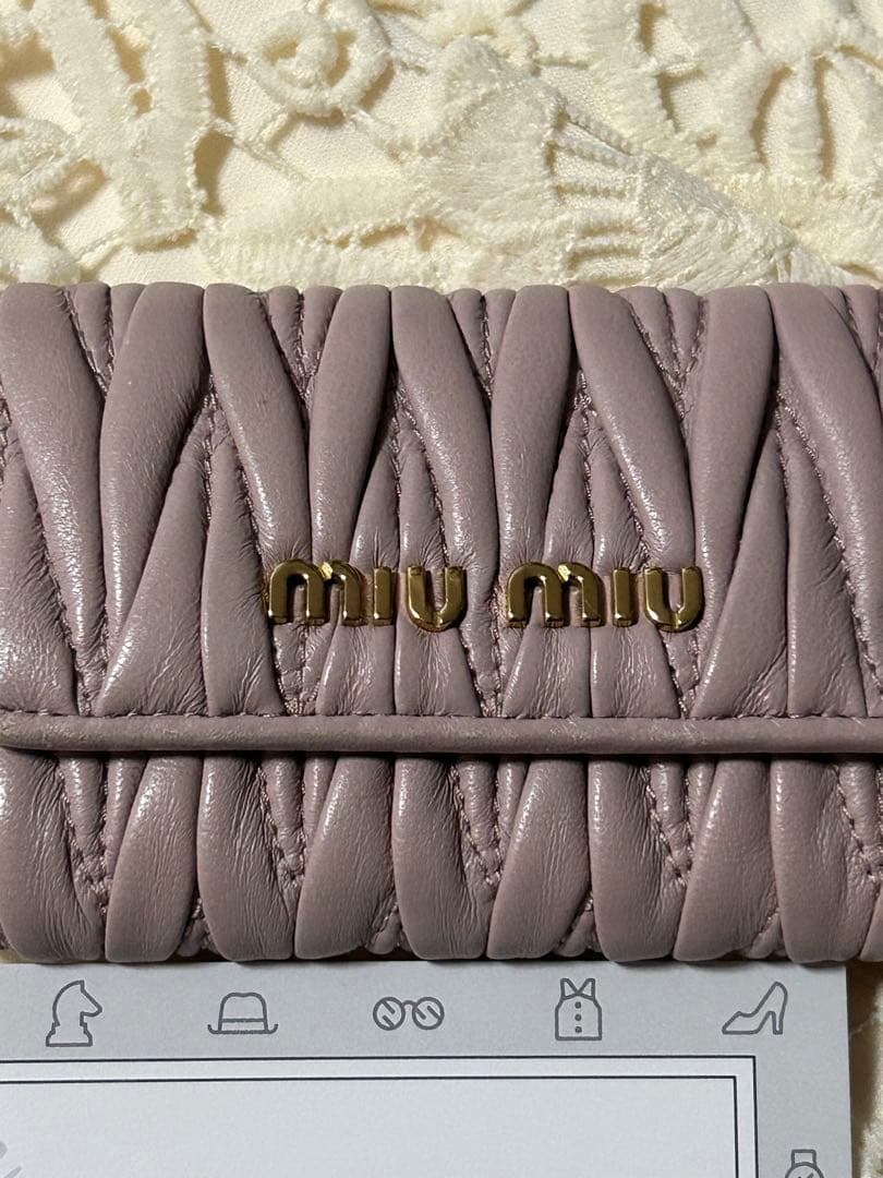 美品miu miu マテラッセキーケース　ピンクベージュ