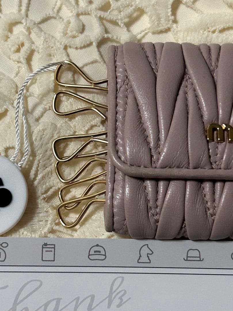 美品miu miu マテラッセキーケース　ピンクベージュ