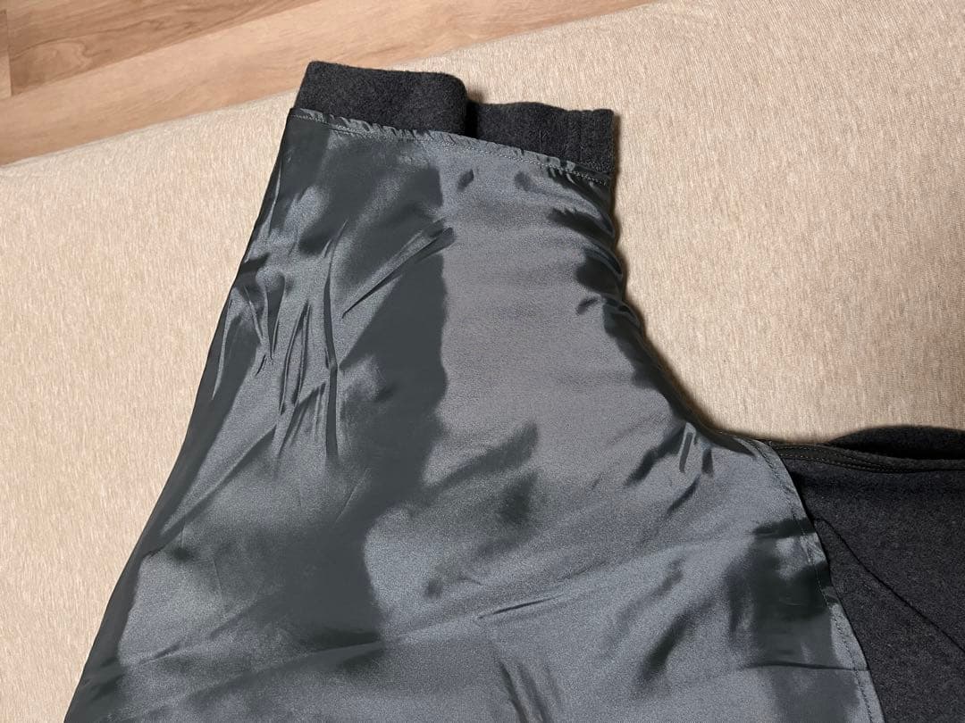 BEARDSLEY ビアズリ– ウール混合ダークグレー ポンチョコート