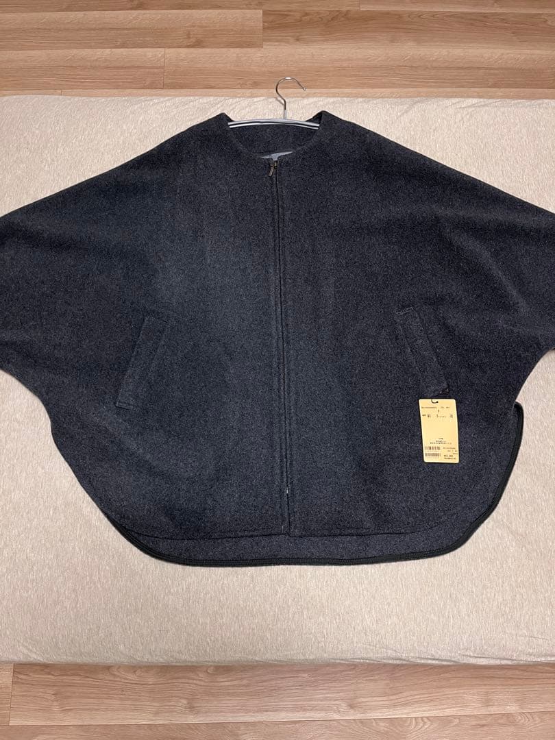 BEARDSLEY ビアズリ– ウール混合ダークグレー ポンチョコート