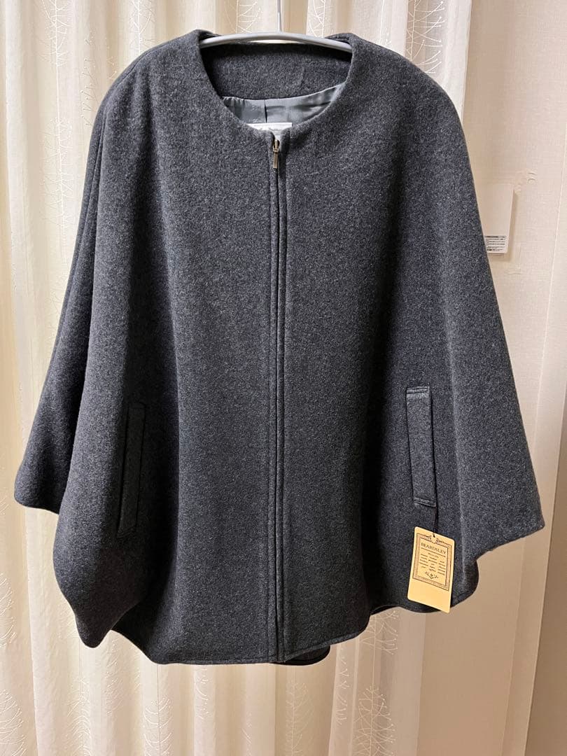 BEARDSLEY ビアズリ– ウール混合ダークグレー ポンチョコート