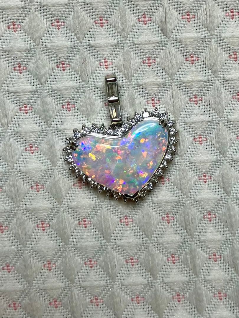 pt900＊美しいハートのオパール＆ダイヤ取り巻きペントップです