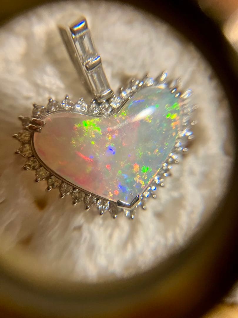 pt900＊美しいハートのオパール＆ダイヤ取り巻きペントップです