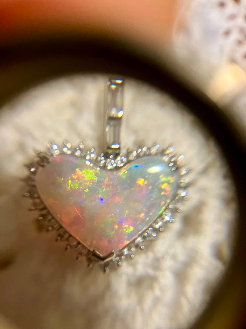 pt900＊美しいハートのオパール＆ダイヤ取り巻きペントップです