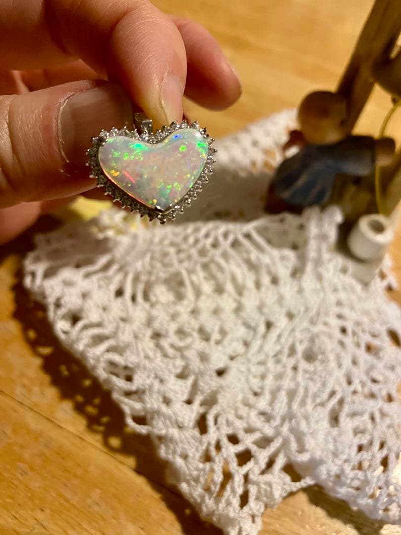 pt900＊美しいハートのオパール＆ダイヤ取り巻きペントップです