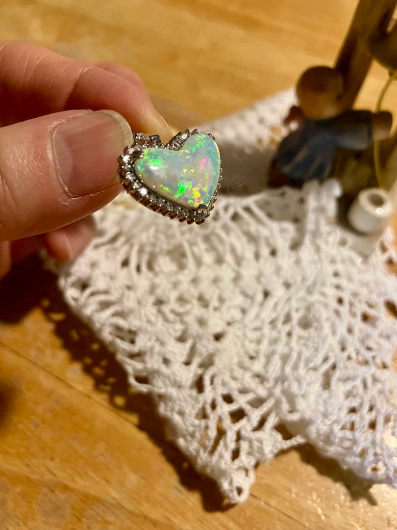 pt900＊美しいハートのオパール＆ダイヤ取り巻きペントップです
