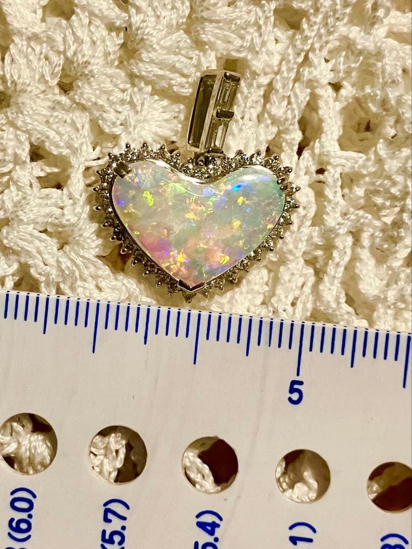 pt900＊美しいハートのオパール＆ダイヤ取り巻きペントップです