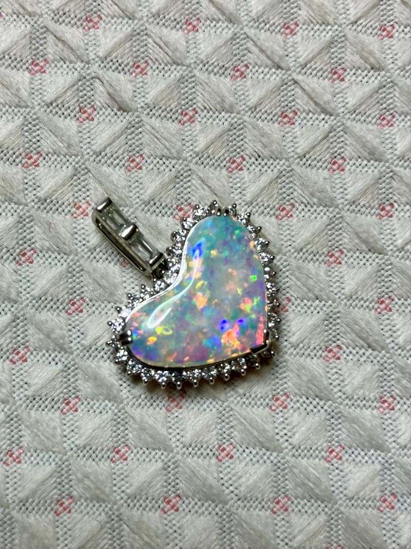 pt900＊美しいハートのオパール＆ダイヤ取り巻きペントップです