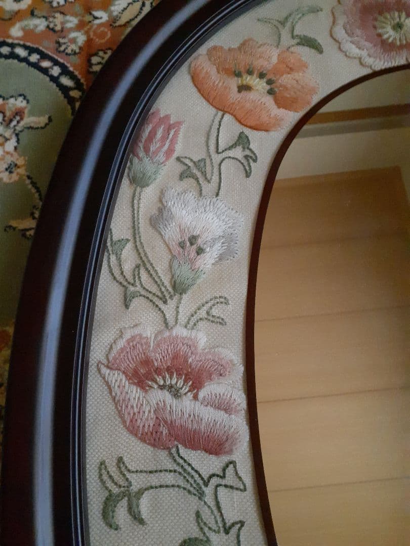 戸塚刺繍(美品) 花柄デザインの楕円形ミラー　他に ウェルカム額(追加)