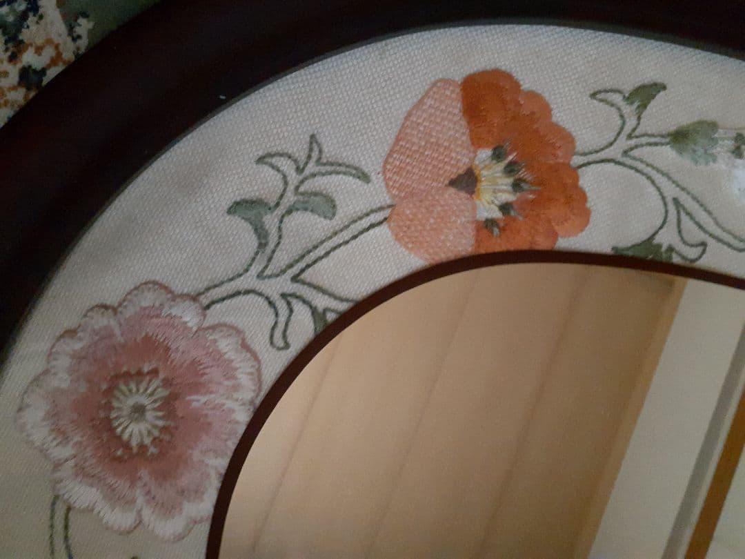 戸塚刺繍(美品) 花柄デザインの楕円形ミラー　他に ウェルカム額(追加)