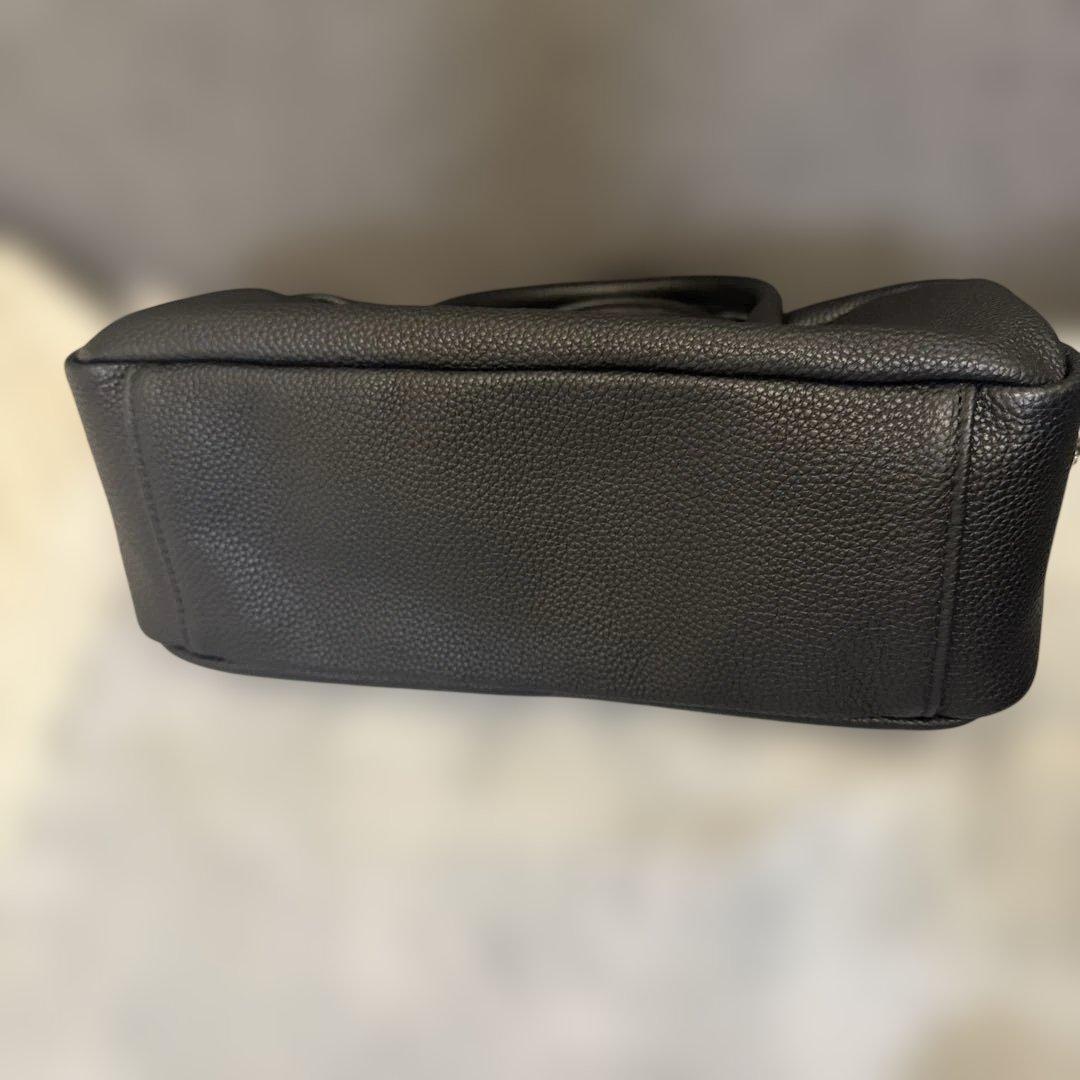 pual ce cin 黒のレザーバッグ ゴールドファスナー付き