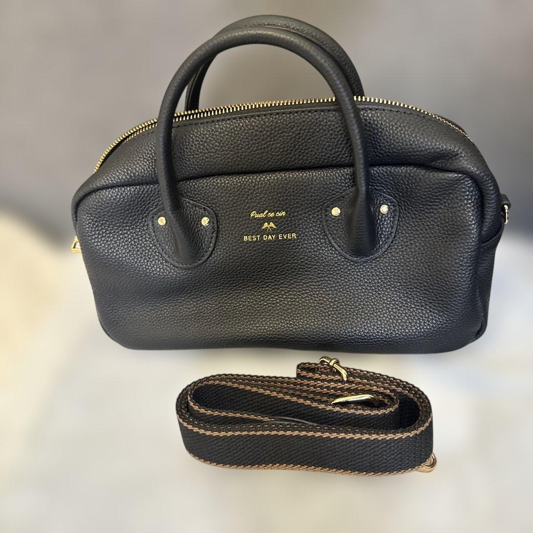 pual ce cin 黒のレザーバッグ ゴールドファスナー付き