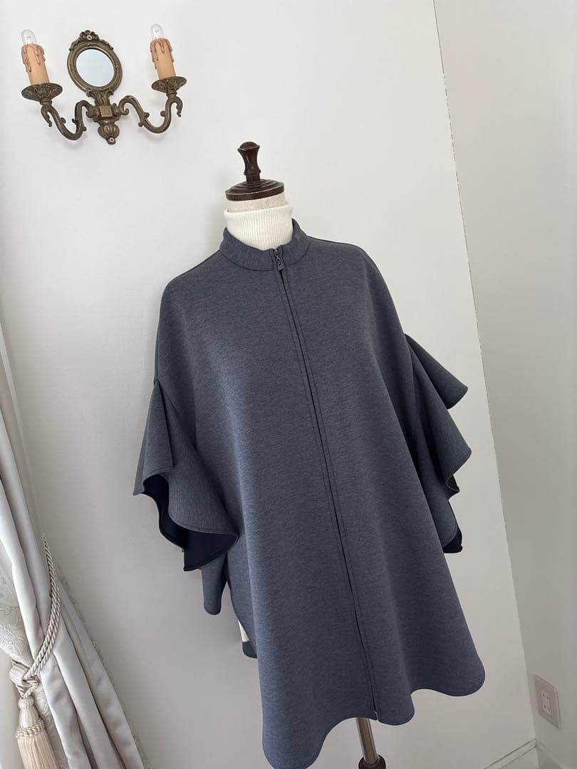 美品CHOUSONNETTEシューソネット　フリルデザイン　ポンチョ　コート