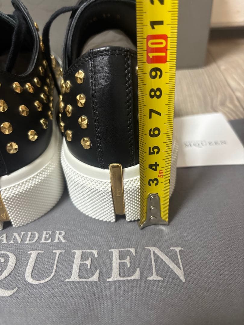 アレキサンダー・マックイーン スタッズ付きプラットフォームスニーカー 24