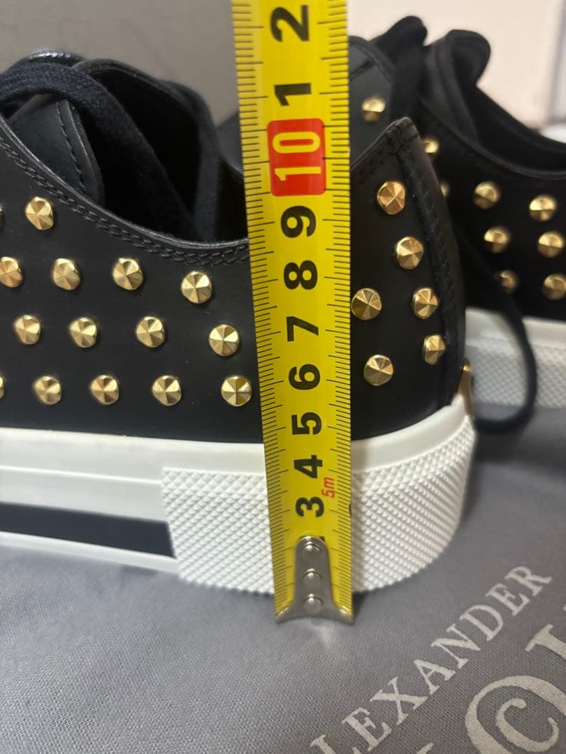 アレキサンダー・マックイーン スタッズ付きプラットフォームスニーカー 24