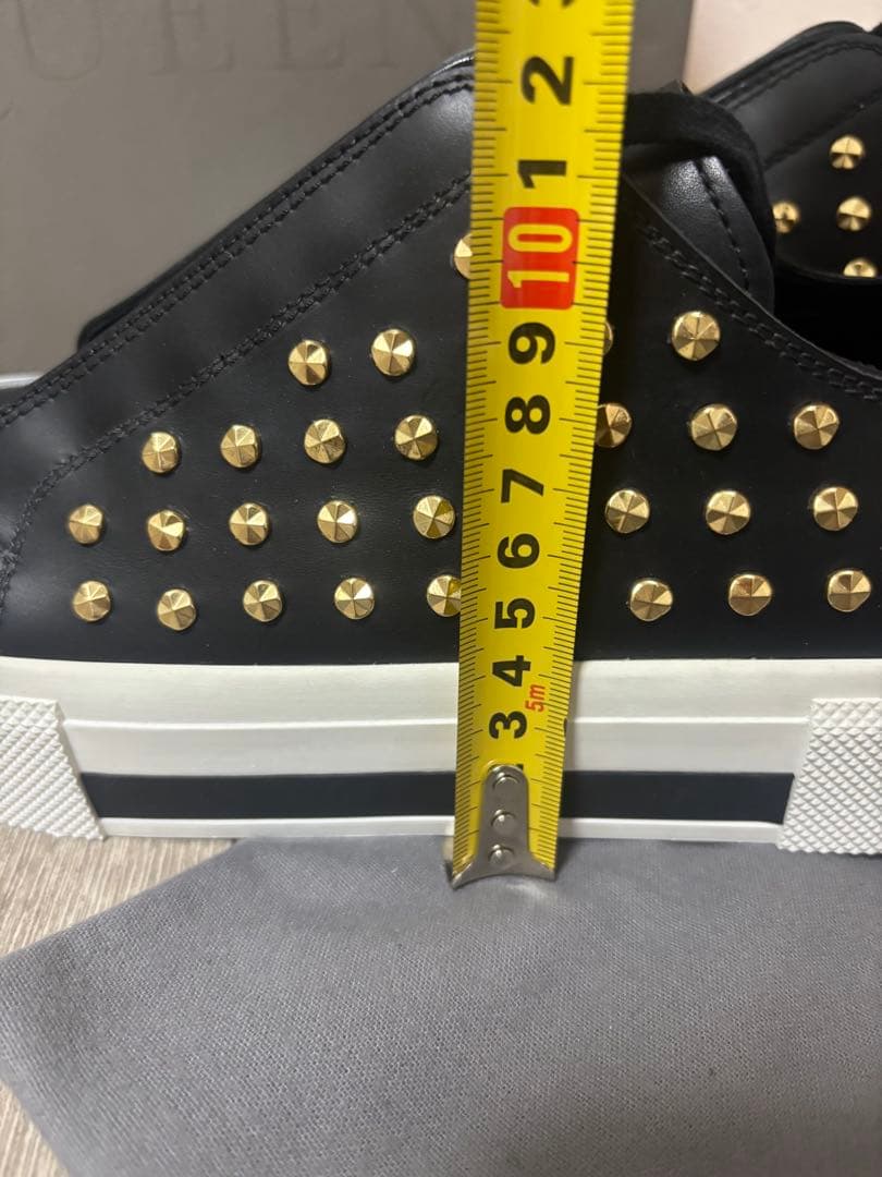 アレキサンダー・マックイーン スタッズ付きプラットフォームスニーカー 24